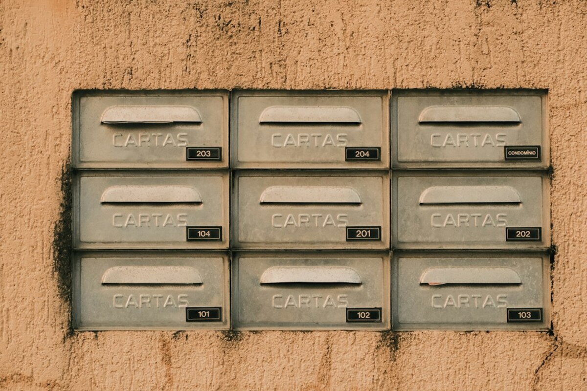 Quiet Quitting Your Stuff: The Low-Stress Method for Decluttering Without a Weekend Marathon
