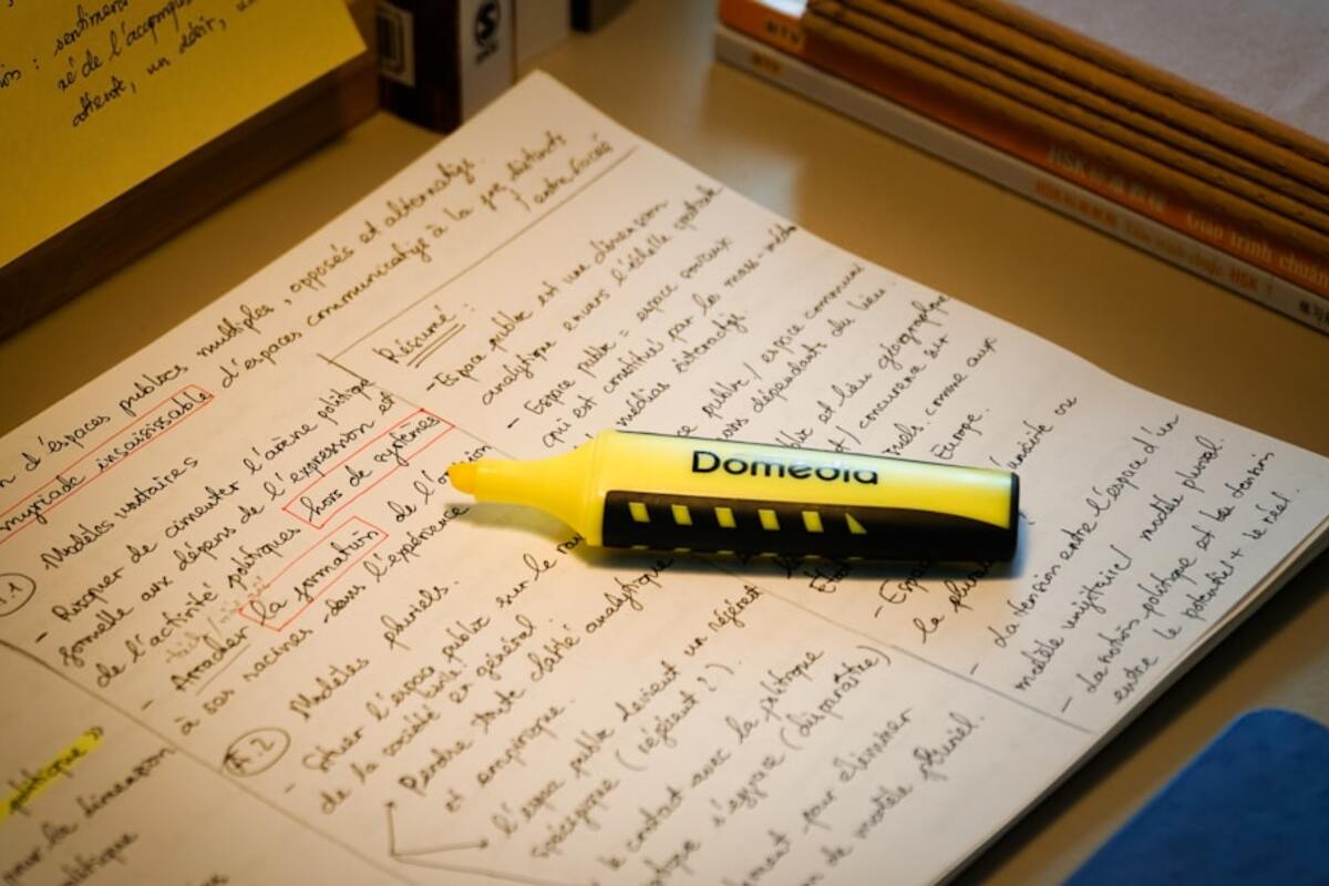 The “Parking Lot List” Method: Remember Random Thoughts Without Losing Focus